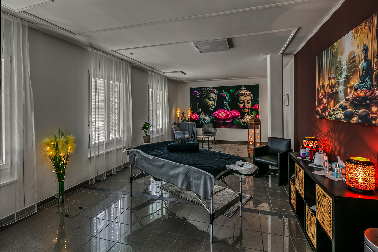 Massagestudio mit warmer Beleuchtung