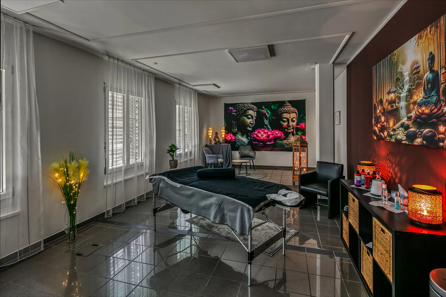 Massagestudio mit warmer Beleuchtung